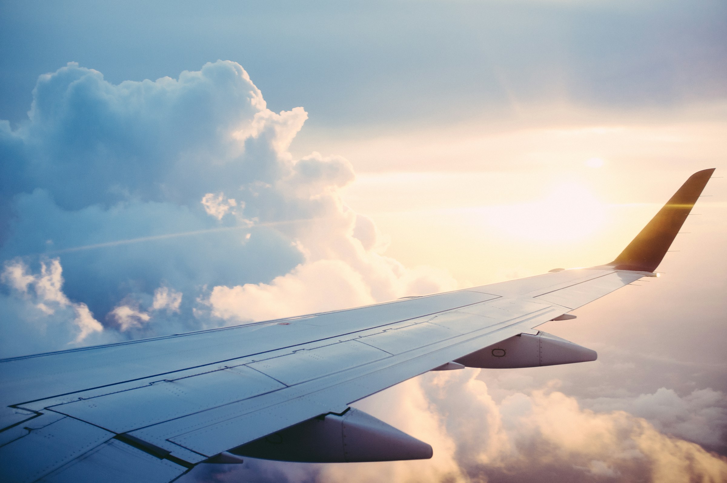 Avião sobre nuvens