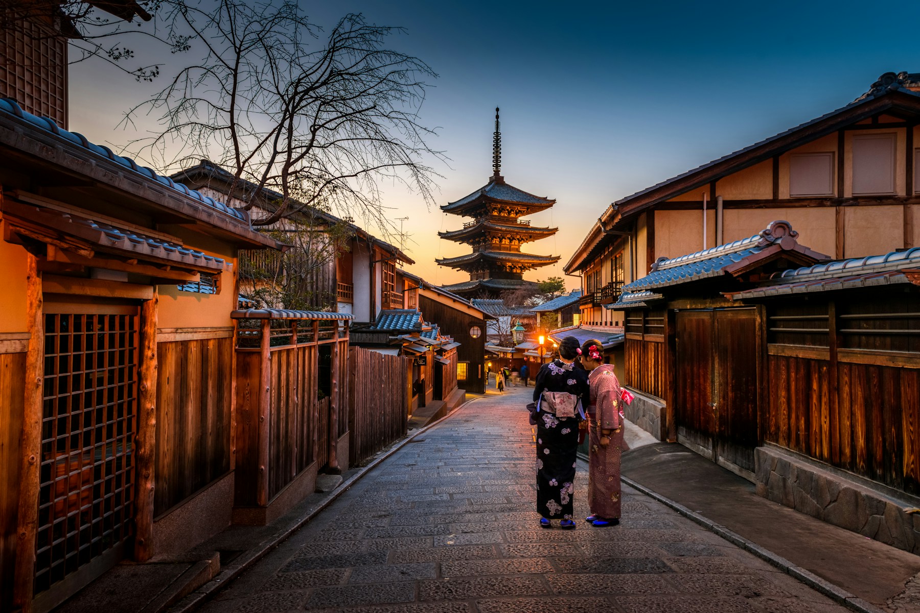 Templo japonês entre árvores