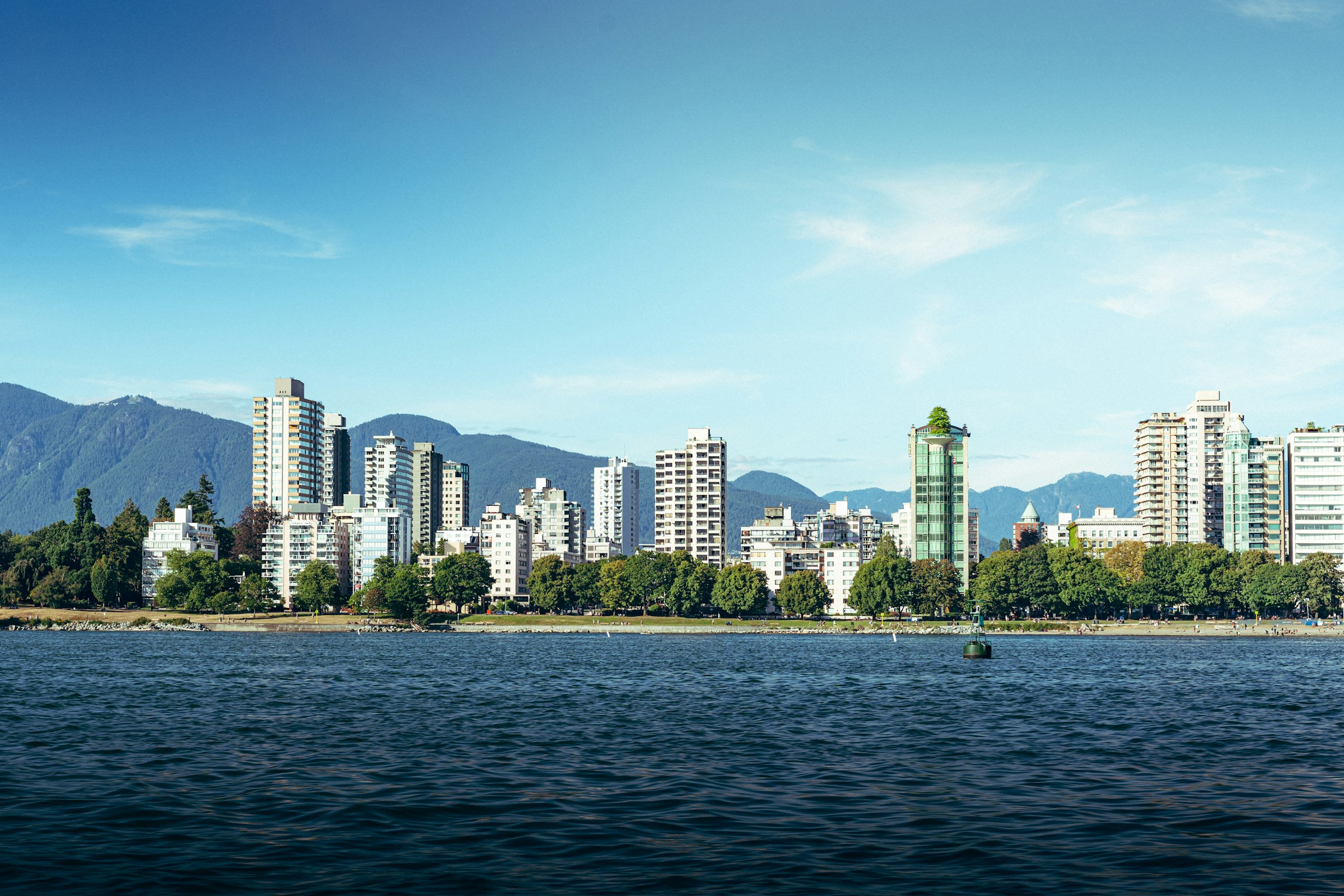 Cidade entre oceano e montanhas