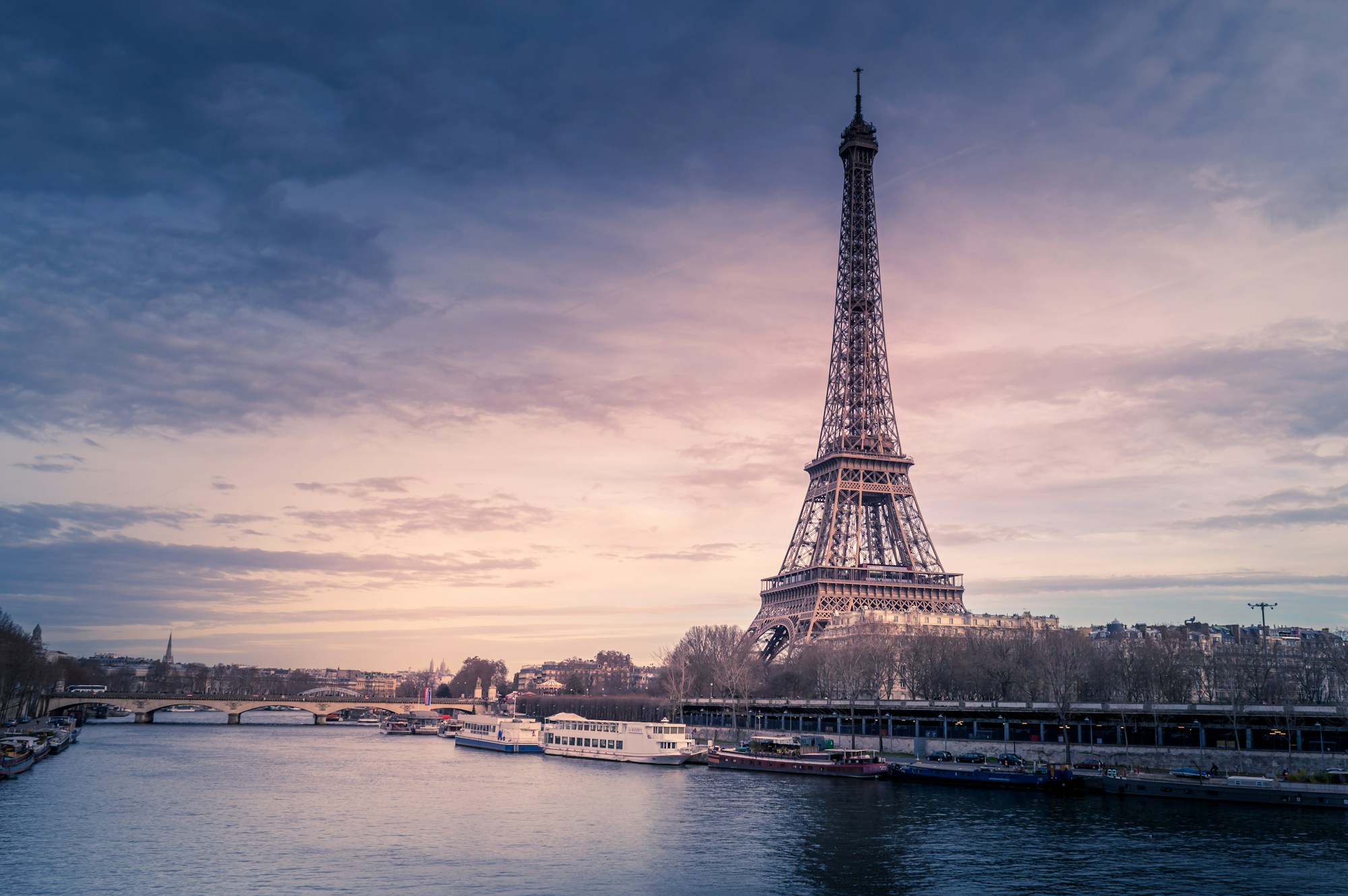 Paris com a Torre Eiffel ao fundo