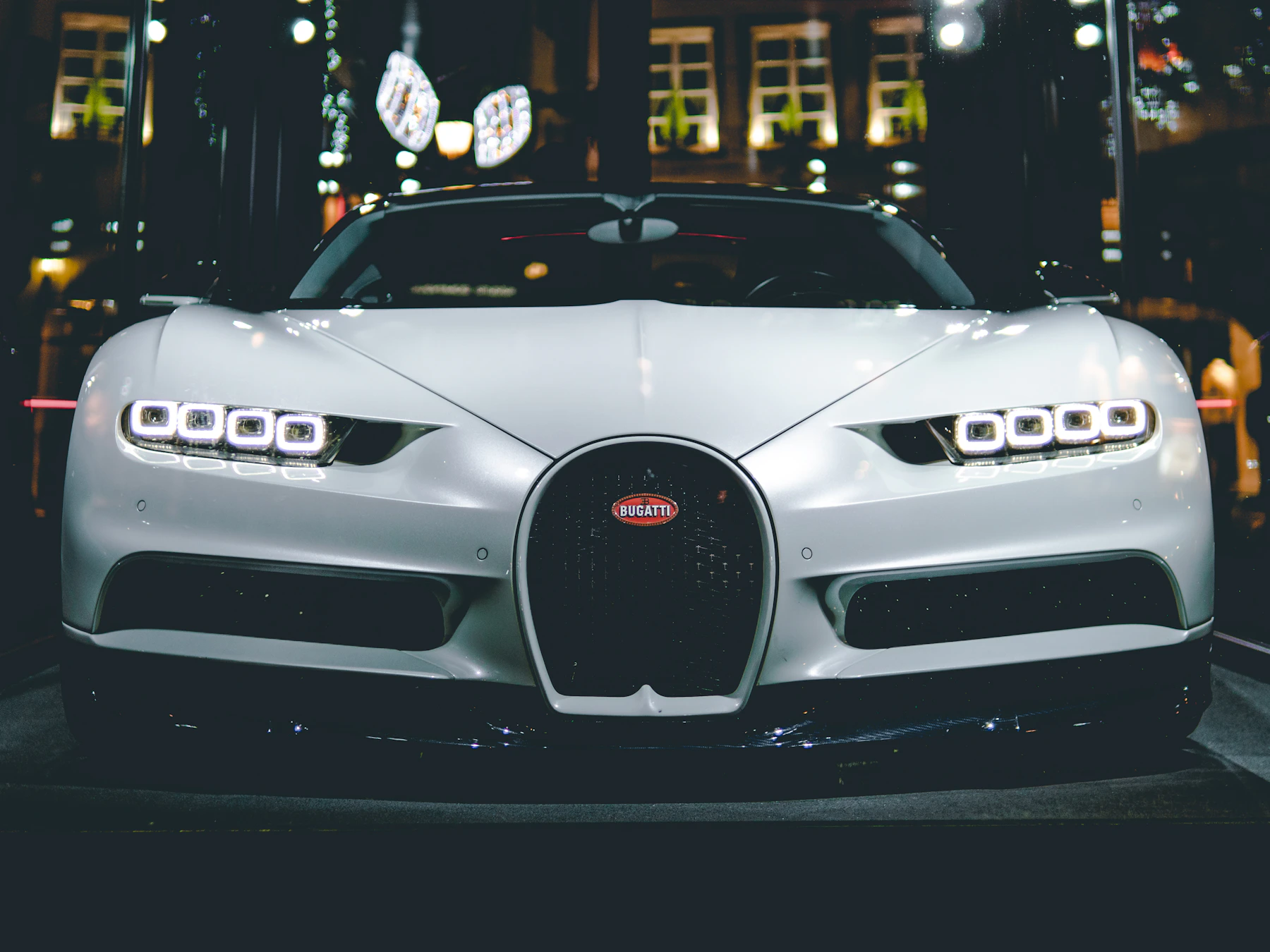 Grade em ferradura e faróis de um Bugatti Chiron
