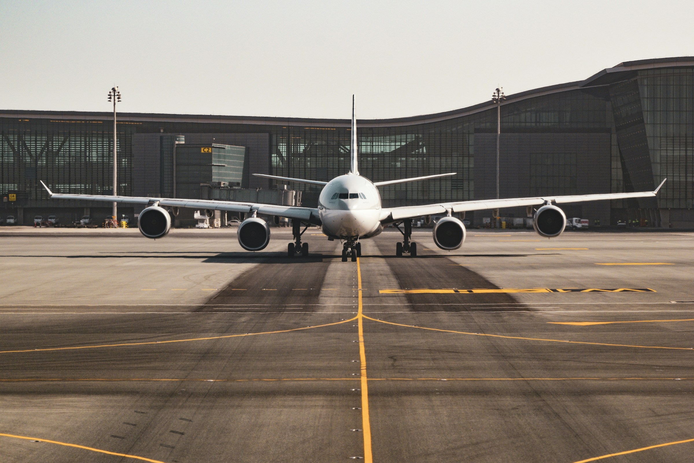 Aeronaves estacionadas diante de um terminal de aeroporto