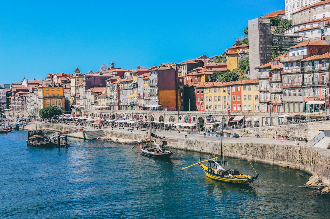 Casas da Ribeira às margens do Douro, no Porto