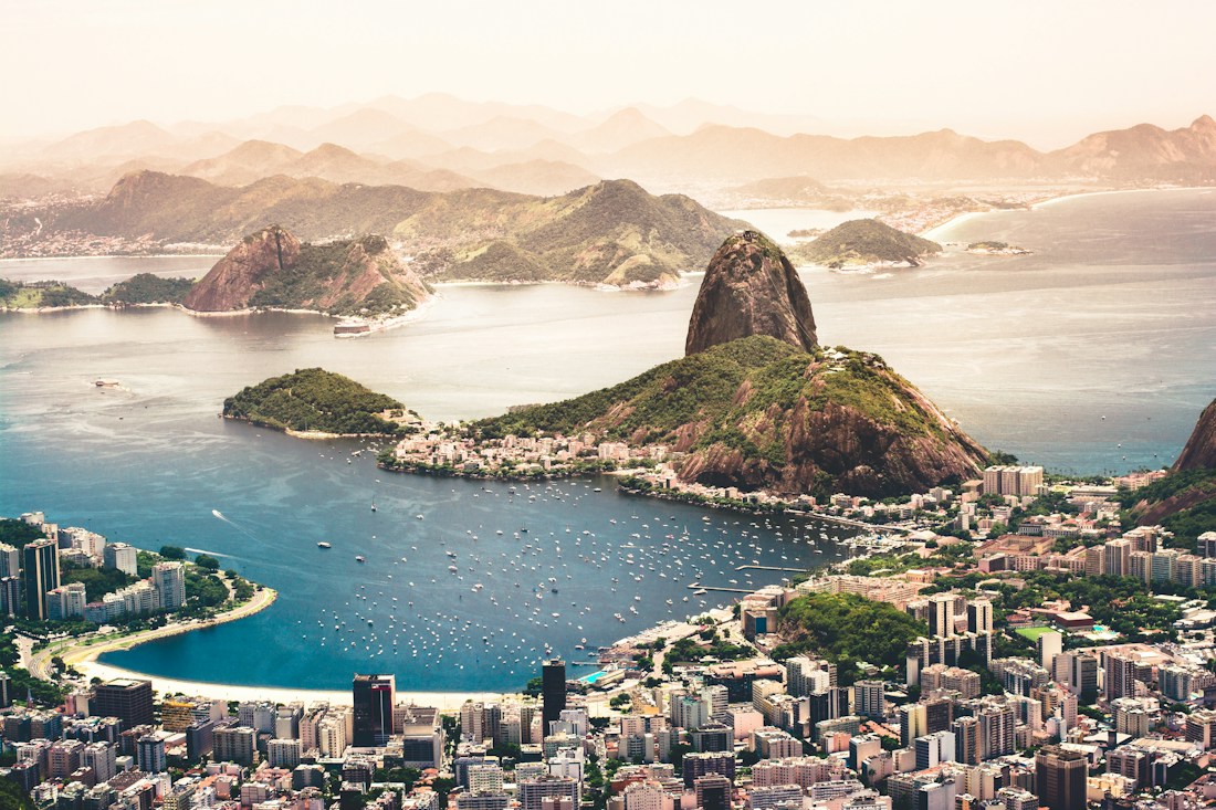 Pão de Açúcar e baía do Rio de Janeiro vistos do alto