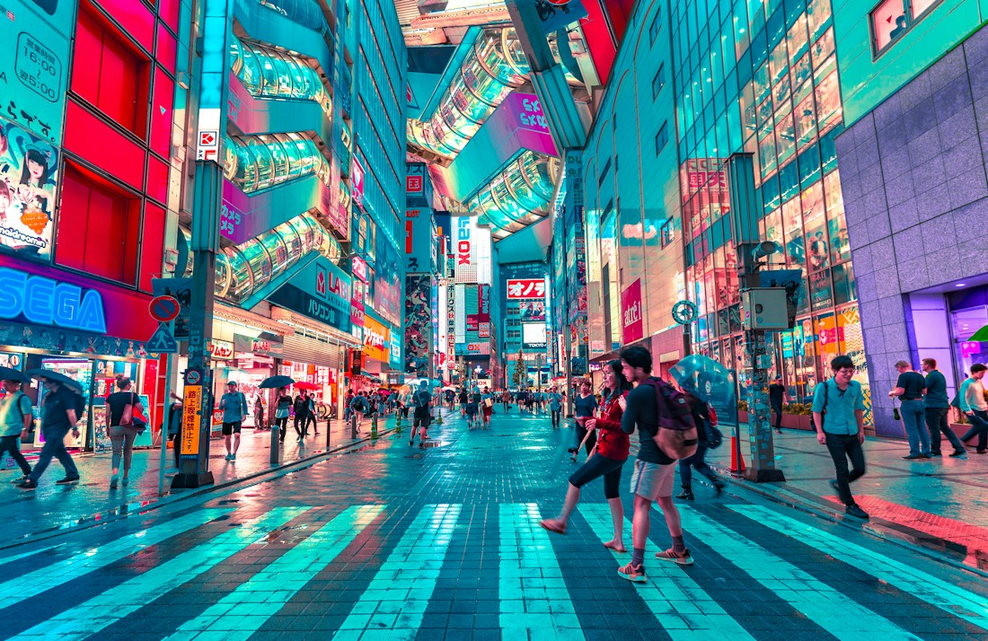 Rua iluminada por letreiros coloridos em Tóquio