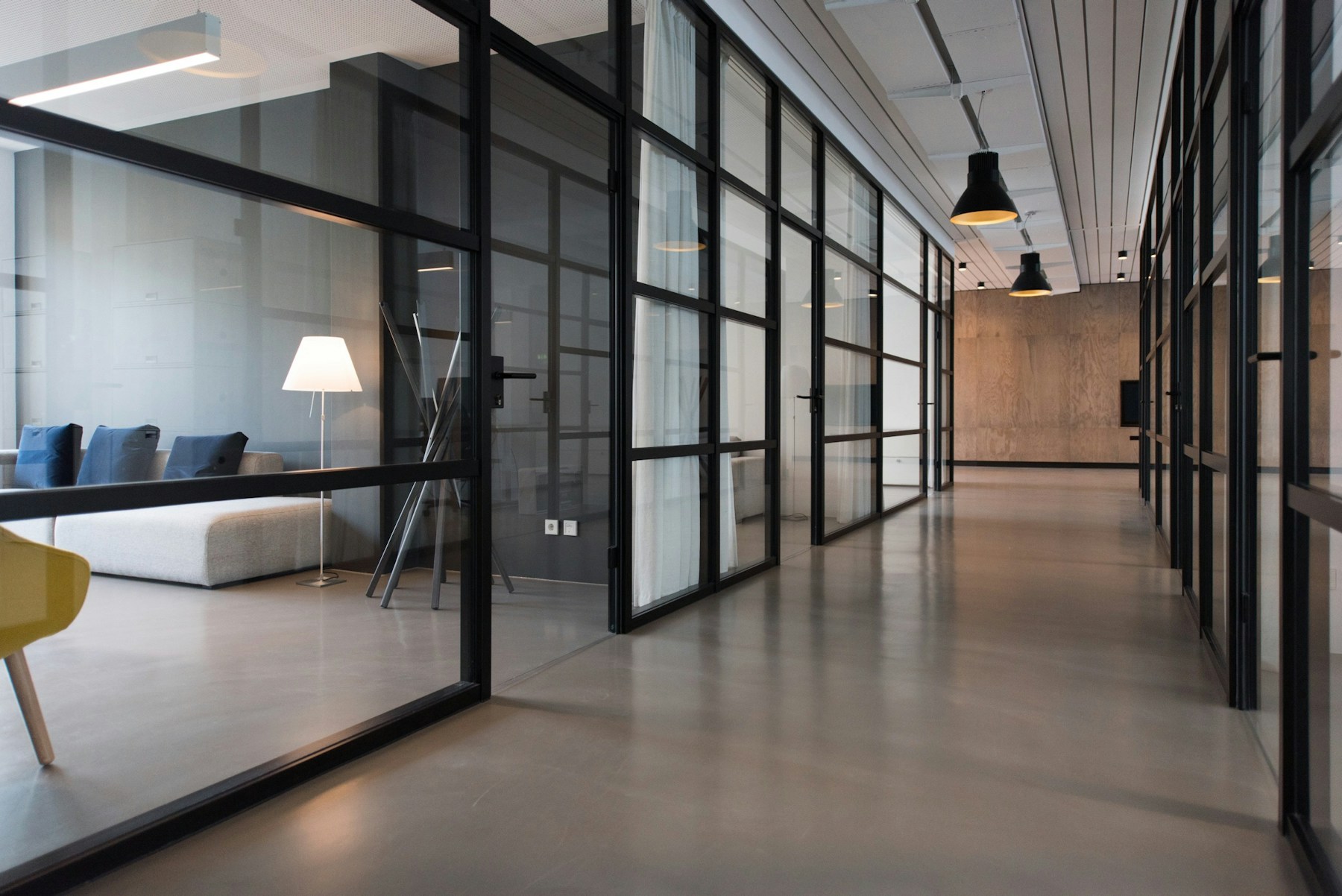 Ambiente corporativo com divisórias envidraçadas