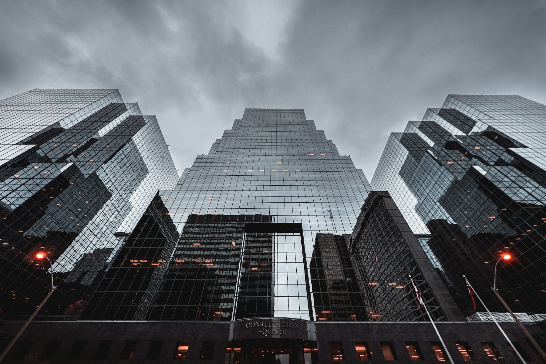 Fachadas de edifícios sob um céu nublado