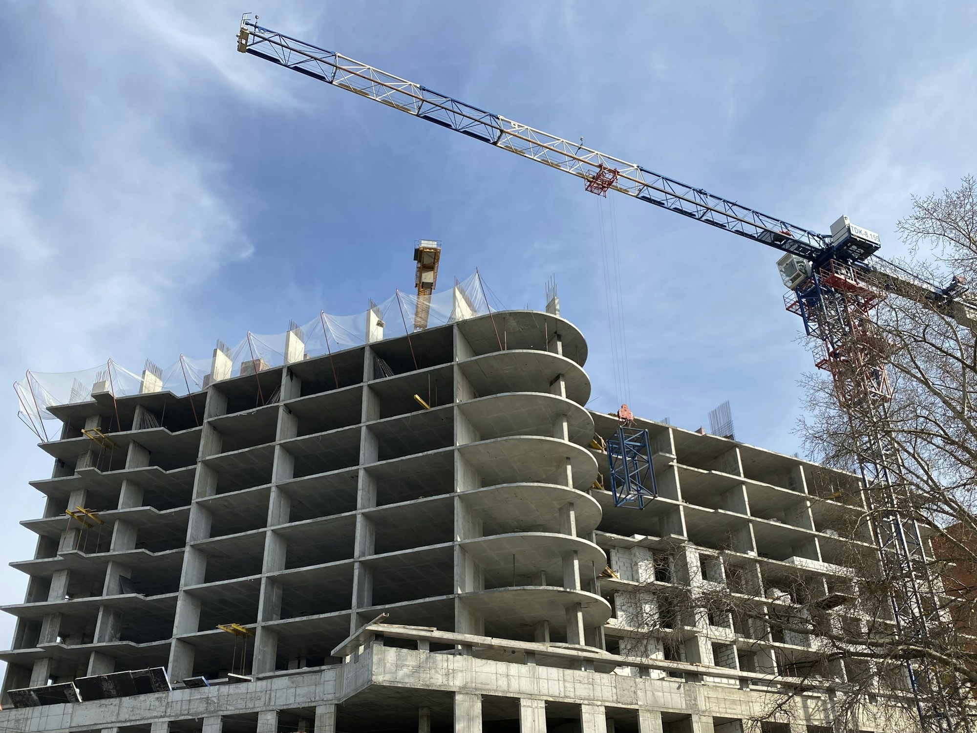 Estrutura de concreto de um edifício em construção com um guindaste