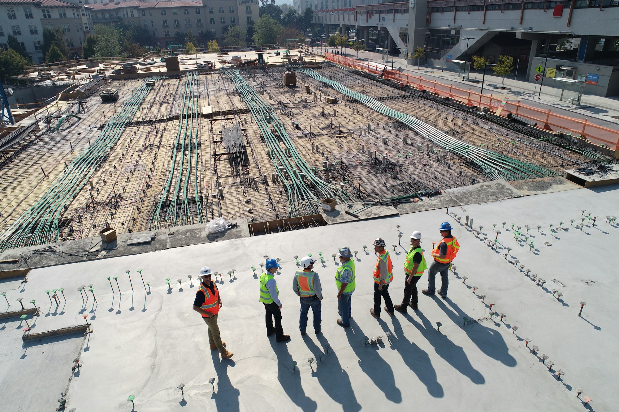 Canteiro de obras com estruturas em execução
